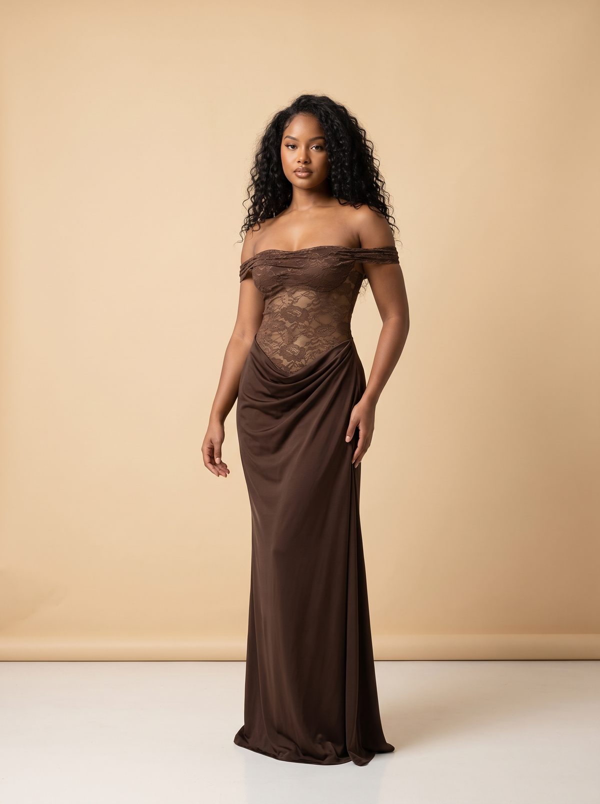 Victoire – Robe longue bustier en dentelle